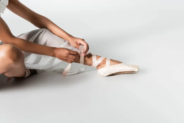 Vista Recortada Elegante Bailarina Afroamericana Ajustando Zapatos Puntiagudos Sobre Fondo — Foto de Stock