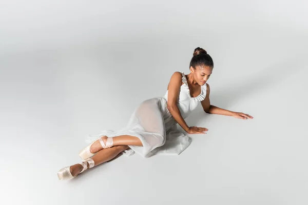 Elegante Bailarina Afroamericana Vestido Acostado Suelo Sobre Fondo Blanco — Foto de Stock