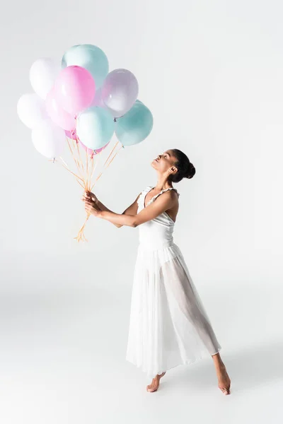 Barfuß Anmutige Afrikanisch Amerikanische Ballerina Kleid Mit Luftballons Auf Weißem — Stockfoto