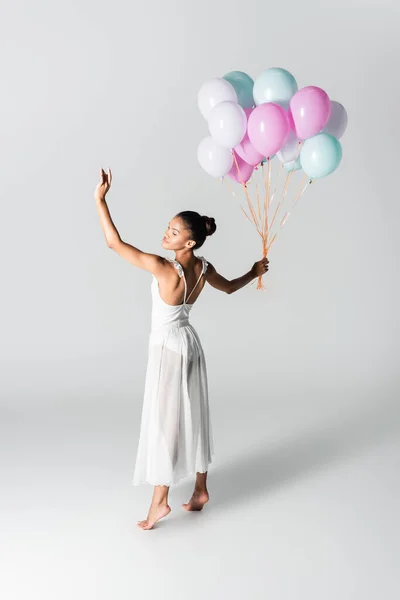 Descalza Elegante Bailarina Afroamericana Vestido Bailando Con Globos Sobre Fondo —  Fotos de Stock