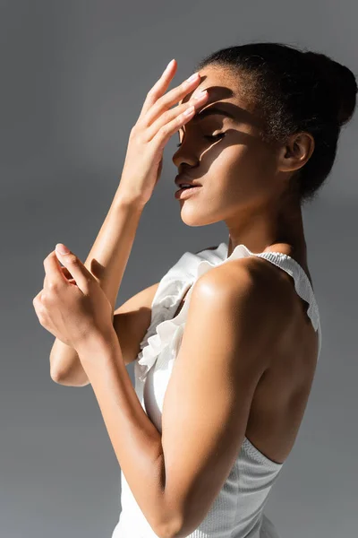 Anmutige Afrikanisch Amerikanische Ballerina Sonnenlicht Auf Weißem Hintergrund — Stockfoto