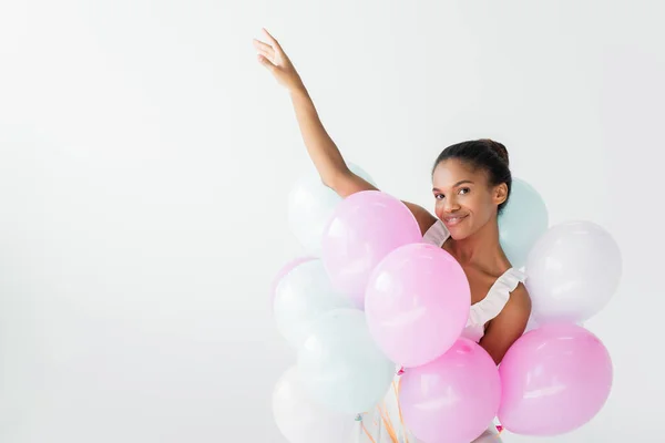 笑着优雅优雅的非洲裔美国芭蕾舞演员 气球与白色隔离 — 图库照片