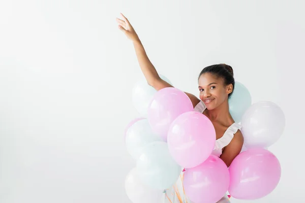 Sorridente Graziosa Ballerina Afroamericana Con Palloncini Isolati Bianco — Foto Stock