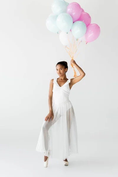 Anmutige Afrikanisch Amerikanische Ballerina Mit Luftballons Isoliert Auf Weiß — Stockfoto
