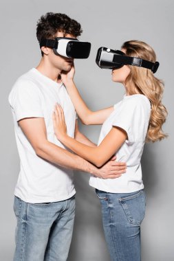 Gri tişörtlü ve vr kulaklıklı sıradan bir çift.