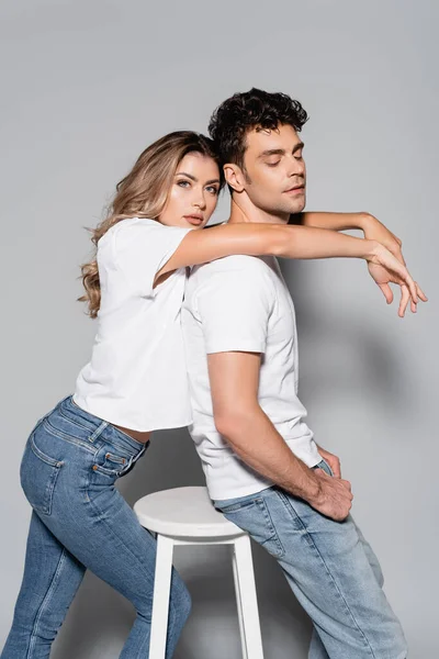 Vue Latérale Jeune Couple Shirts Blancs Câlins Isolés Sur Gris — Photo