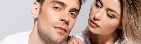 Young Couple White Shirts Embracing Isolated Grey Banner — Stock Photo, Image