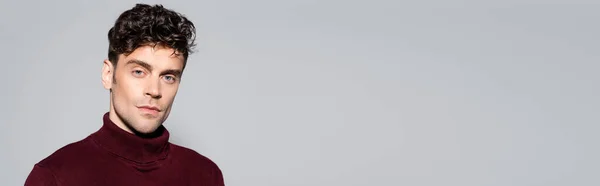 Młody Mężczyzna Burgundowym Swetrze Golfem Pozujący Szarym Szarym Transparencie — Zdjęcie stockowe