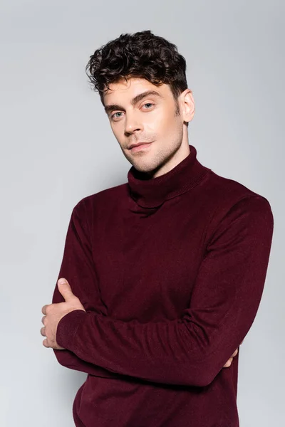 Giovane Uomo Maglione Dolcevita Bordeaux Posa Isolato Sul Grigio — Foto Stock