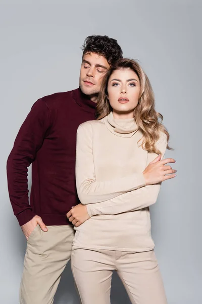 Casual Tineri Cuplu Turtleneck Jumpers Pozând Izolat Gri — Fotografie, imagine de stoc