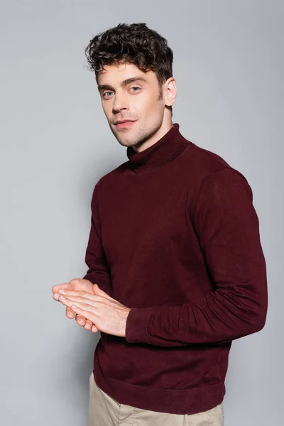 Jovem Burgundy Jumper Posando Isolado Cinza — Fotografia de Stock