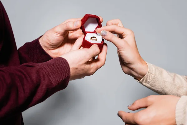 Vista Ritagliata Uomo Che Proposta Matrimonio Donna Isolata Grigio — Foto Stock