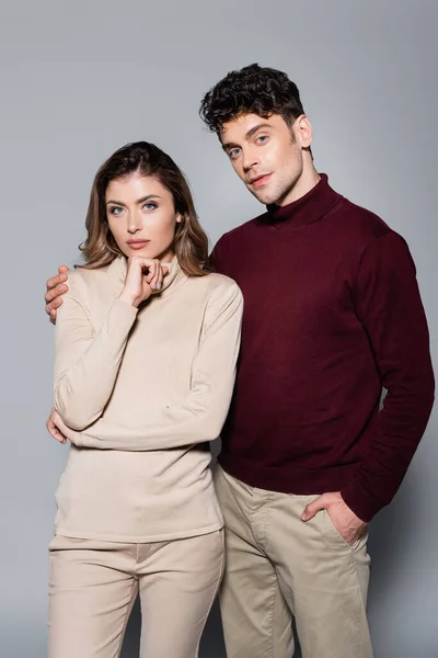 Casual Young Couple Jumpers Posing Isolated Grey — Stock Photo, Image