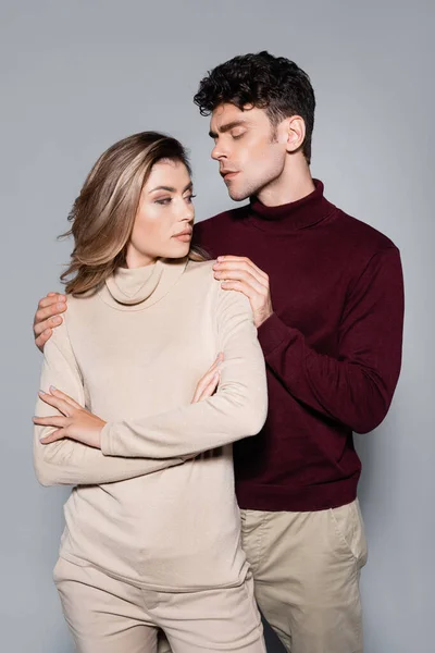 Casual Young Couple Jumpers Posing Isolated Grey — Stock Photo, Image