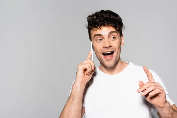 Jovem Feliz Shirt Branca Falando Smartphone Isolado Cinza — Fotografia de Stock