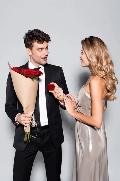 优雅的年轻人 戴着花束 在灰色的背景下提出求婚 — 图库照片