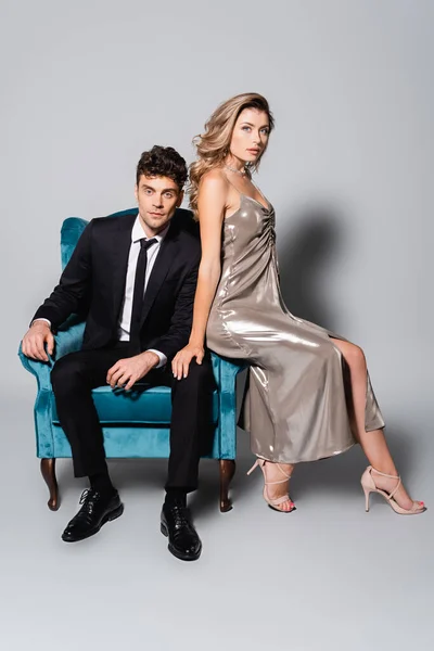 Elegantes Junges Paar Posiert Velours Sessel Isoliert Auf Grau — Stockfoto