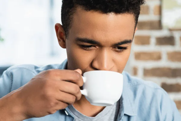 Hombre Afroamericano Bebiendo Café Taza Blanca — Foto de Stock