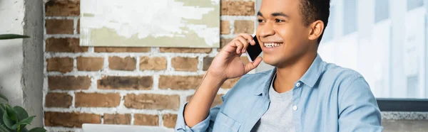 Feliz Homem Americano Africano Olhando Embora Enquanto Fala Smartphone Banner — Fotografia de Stock