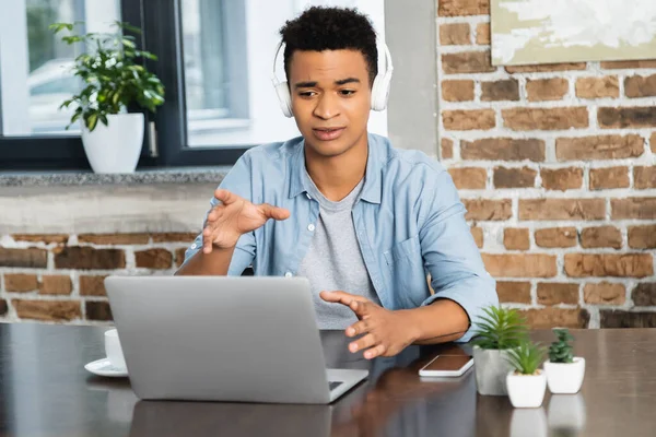 African American Man Wireless Headphone Listening Podcast Laptop Desk — Stock Photo, Image