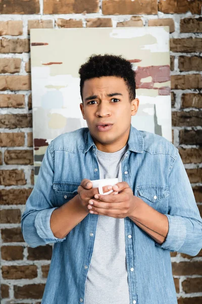 Surpreso Afro Americano Homem Sorrindo Enquanto Segurando Xícara Café — Fotografia de Stock