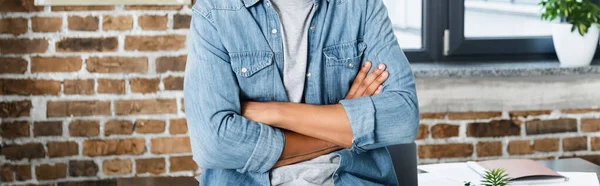 Частичный Взгляд Африканского Американца Джинсовой Рубашке Стоящего Скрещенными Руками — стоковое фото