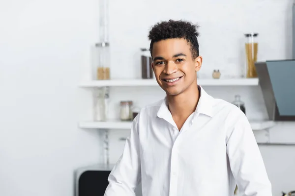 Africano Americano Hombre Sonriendo Mientras Mira Cámara — Foto de Stock