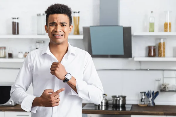 Benadrukte Afrikaans Amerikaanse Man Wijzend Met Vinger Horloge — Stockfoto