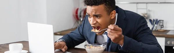 African American Freelancer Suit Using Laptop While Eating Breakfast Banner — Stock Photo, Image