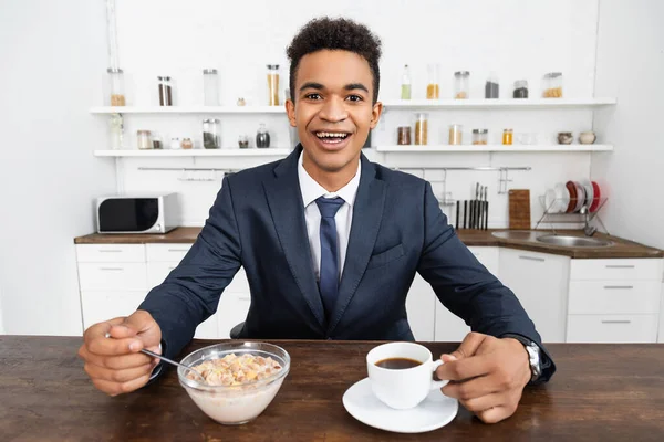 Homem Americano Africano Alegre Segurando Copo Colher Perto Flocos Milho — Fotografia de Stock