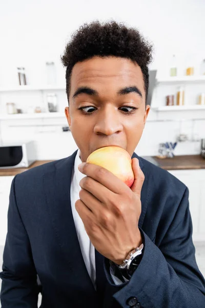 Lockiger Afrikanisch Amerikanischer Geschäftsmann Isst Hause Frischen Apfel — Stockfoto