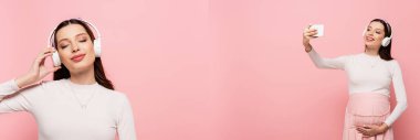 Kulaklıklı, mutlu ve hamile bir kadının kolajı. Müzik dinliyor ve selfie çekiyor. Pembe pankartta izole edilmiş.