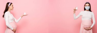 Pembe pankartta izole edilmiş vitaminli ve tıbbi maskeli mutlu, genç ve hamile bir kadının kolajı.
