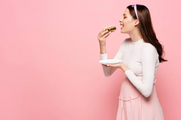 Ευτυχισμένη Νεαρή Όμορφη Έγκυος Γυναίκα Τρώει Κέικ Απομονωμένη Ροζ — Φωτογραφία Αρχείου