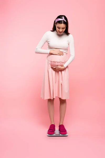 Junge Hübsche Schwangere Frau Auf Waage Isoliert Auf Rosa — Stockfoto
