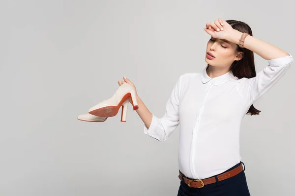 Cansado Jovem Mulher Negócios Grávida Segurando Sapatos Salto Isolado Cinza — Fotografia de Stock