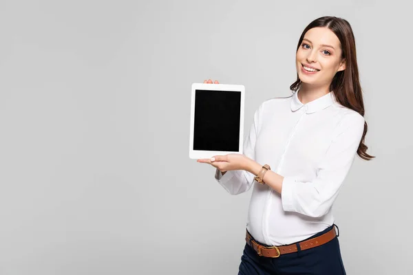 Sonriente Joven Mujer Negocios Embarazada Presentando Tableta Digital Aislada Gris — Foto de Stock