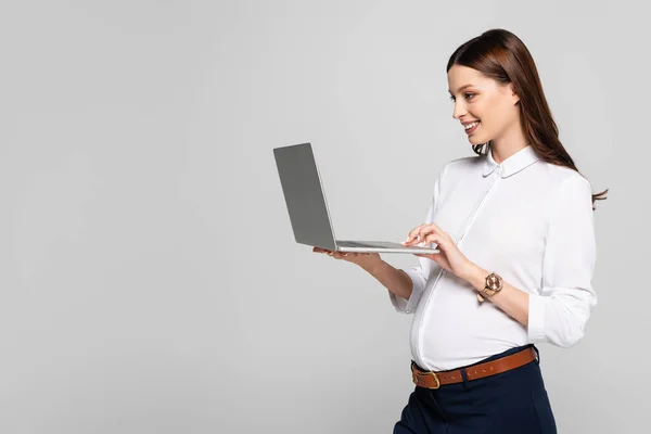 Sorridente Jovem Empresária Grávida Com Laptop Isolado Cinza — Fotografia de Stock