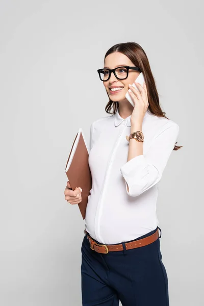 Sorridente Giovane Donna Affari Incinta Occhiali Con Cartella Parlare Smartphone — Foto Stock