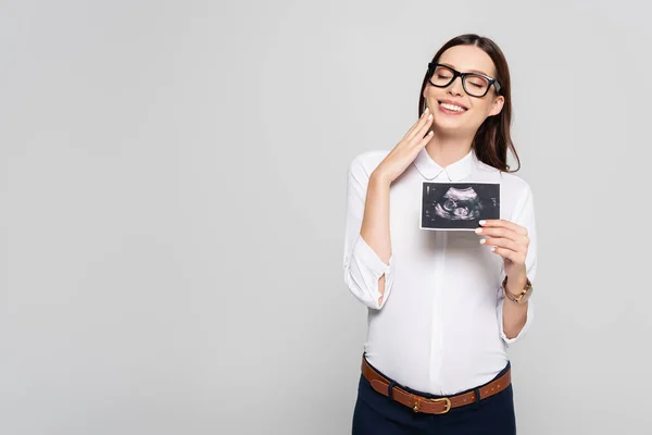 Lächelnde Junge Schwangere Geschäftsfrau Brille Mit Ultraschallbild Isoliert Auf Grau — Stockfoto