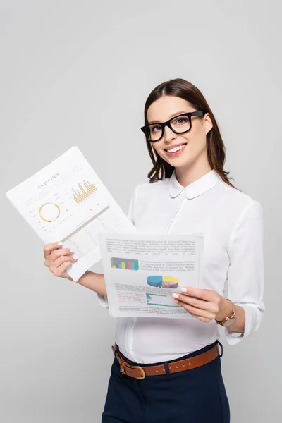 Sonriente Joven Embarazada Mujer Negocios Gafas Sosteniendo Papeles Aislados Gris — Foto de Stock