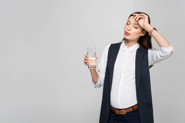 Vermoeide Jonge Zwangere Zakenvrouw Met Glas Water Geïsoleerd Grijs — Stockfoto