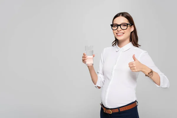 Усміхнена Молода Вагітна Бізнес Леді Окулярах Склянкою Води Показує Великий — стокове фото