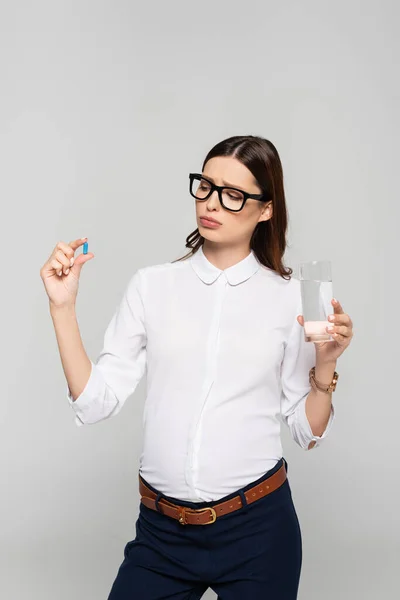 Trieste Jonge Zwangere Zakenvrouw Glazen Met Glas Water Prenatale Pil — Stockfoto