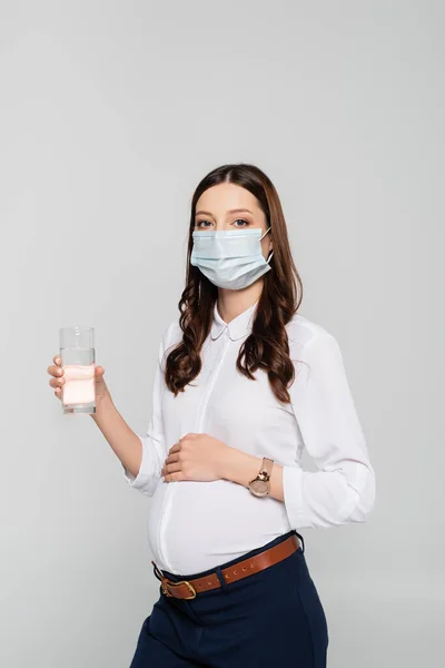 Joven Embarazada Mujer Negocios Máscara Médica Con Agua Aislada Gris — Foto de Stock