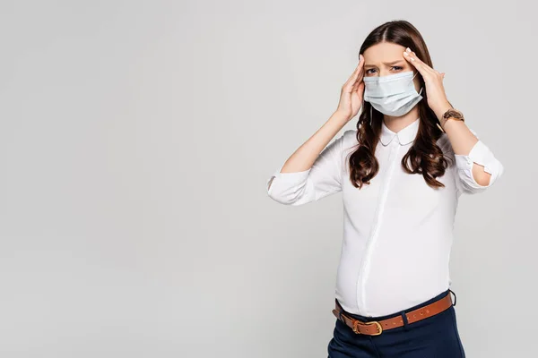 Jovem Empresária Grávida Máscara Médica Com Dor Cabeça Isolada Cinza — Fotografia de Stock