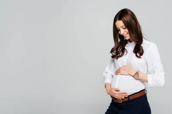 Lächelnde Junge Schwangere Geschäftsfrau Berührt Bauch Isoliert Auf Grau — Stockfoto