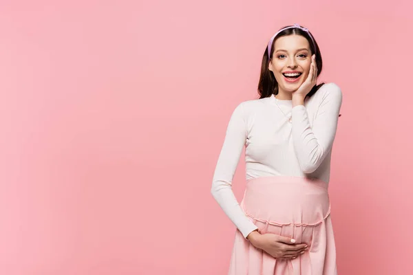 Gelukkig Jong Vrij Zwanger Vrouw Aanraken Buik Geïsoleerd Roze — Stockfoto