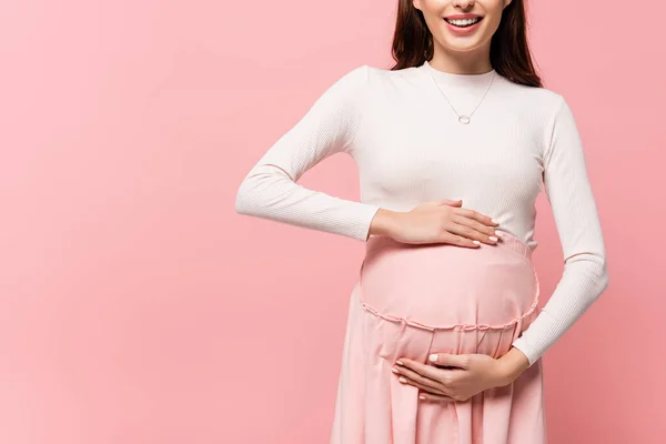 Corte Vista Feliz Jovem Bonita Grávida Tocando Barriga Isolada Rosa — Fotografia de Stock