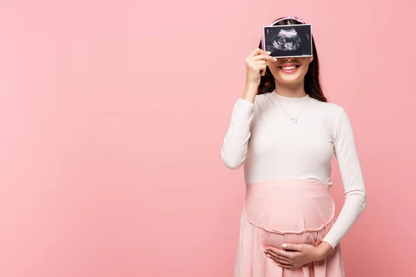 Gelukkig Jong Vrij Zwangere Vrouw Met Echografie Scan Geïsoleerd Roze — Stockfoto